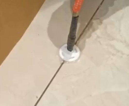 前锋瓷砖空鼓维修公司专业解答瓷砖在铺贴过程中，如果没有涂抹均匀到位的粘结材料（如水泥砂浆或瓷砖胶），可能会导致以下问题