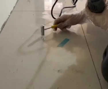 前锋瓷砖开裂维修公司专业分享瓷砖在铺贴前如果没有沥干水分，将会导致以下问题